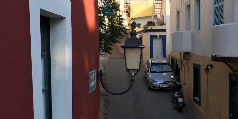 θεα προς πεζοδρομο